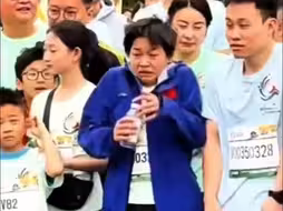 全红婵在澳门参加全民健身跑，被起跑响声吓一激灵
