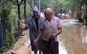 郑州暴雨过后，大爷找羊100只仅找回一只，一句东山再起让人起敬！
