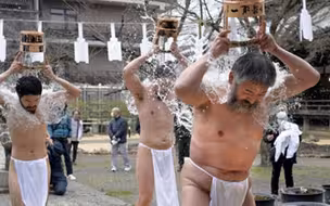 日本僧侣赤身当头浇水，祈祷疫情早日结束