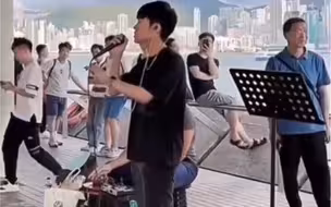 #小伙香港街头唱戏腔好惊艳 近日，小伙在香港海边唱《探窗》，戏腔一出十分惊艳，引众人围观。你被惊艳到了吗？#探窗 #戏腔