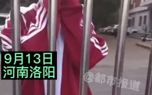 父亲带东西去学校看女儿，女儿见到父亲就流泪了。网友说，这个男人对你才是真爱啊！