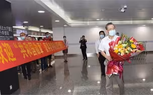 “大型追星现场” 师生们夹道欢迎钟南山凯旋