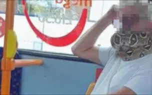 安全距离有保障！英国男子脖子上盘了一条蛇当口罩