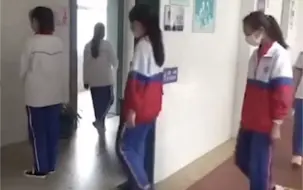 学生错峰排队上厕所堪比进考场，网友：一起上厕所的友谊怕是没了。