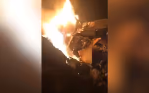 突发！印度空军一战机坠毁 现场熊熊大火映红夜空 民众在旁围观