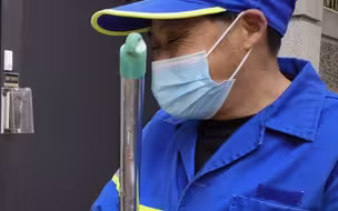 一张字条，满桌物资。上海市民为在外值守的防疫人员提供爱心饮品。字条上写：上海靠大家一同坚守，你们辛苦了！