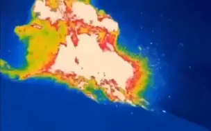 意大利西西里岛旁火山“高强度”喷发 烟灰柱数百米高 周边落满灰烬