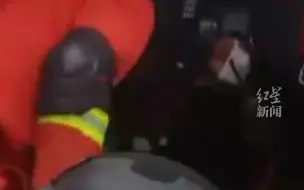 磨西古镇房屋倒塌1人被困，消防救援队伍与多方救援力量成功救出被困人员。
