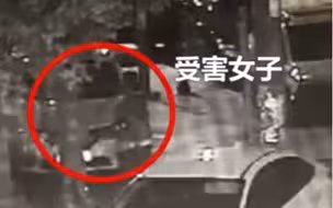 碰上硬茬了！男子深夜抢劫反被受害女子暴打
