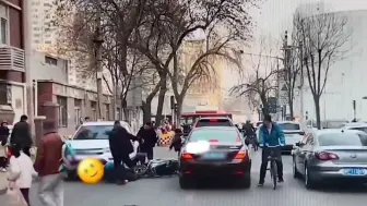 骑手被乱跑男孩碰撞后反遭孩子父亲打踹拖拽 天津警方通报来了