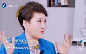 母爱的敏感：张凯丽雨天在路边嚎啕大哭，直言放心不下女儿