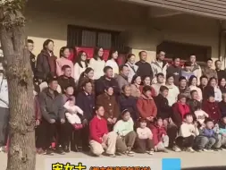 女子偶遇一家人齐聚拍摄“全家福”，具象化的幸福这一刻被诠释！