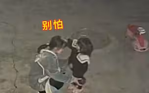 母亲陪女儿踢球不慎摔倒 两岁半萌娃用尽力气