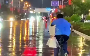 母亲节晚上男孩冒雨骑行 一手拿花一手骑车  一举动令人狂赞！