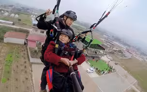 网友带78岁妈妈玩滑翔伞 老人全程表情管理满分 落地还和教练自拍