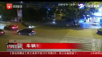 车辆相撞侧翻  司机群众援手