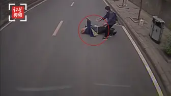 老人上台阶踩空仰翻在地，公交车司机“教科书式救助”