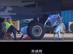 苏-57战机下，俄方工作人员悠闲地坐着，满满的松弛感