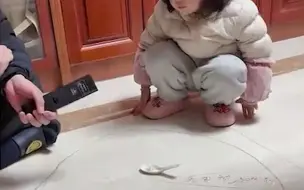 萌娃想看电视和家长玩转盘，当转赢时孩子反应亮了：生怕家长后悔