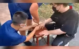 男子数年来体重持续走高暴涨四十斤，戒指卡手，求助消防部门取下。