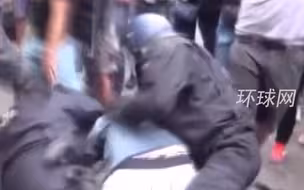 警方与抗议者激烈冲突！柏林爆发大规模反封锁抗议活动，拳打脚踢现场一片混乱
