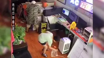 湖北阳新店铺内线路老化着火 八岁男孩全程灭火操作沉稳如教科书
