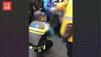 外卖小哥违停被拖车下跪求车 民警蹲下安慰 工作人员回应