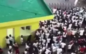 越南台资工厂暴发疫情： 数百员工推倒铁门，喊叫着逃窜出工厂