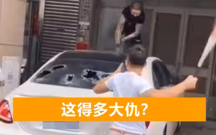台湾省4名男子手持棒球棍，对着奔驰车狂砸，砸的玻璃四处飞溅