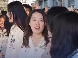 和煦的阳光下 武汉这所高校学生合唱《上春山》