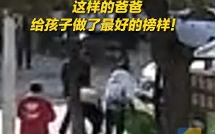 三轮车被小轿车撞翻司机被困 热心男子放下孩子火速抬车救人