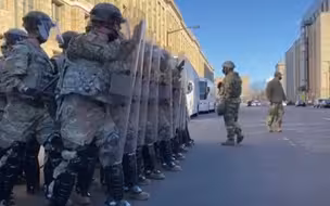 美国国民警卫队在总统就职典礼前当街演练 铁栅栏上的爱心亮了