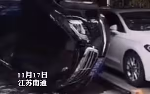 #一辆奔驰车从2层车位坠落侧翻，车身受损严重，而且有大量液体从车体内流出