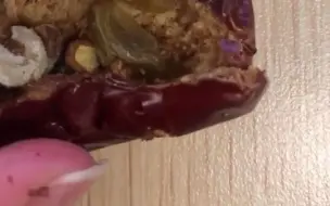 女子网购枣夹核桃发现活虫投诉，商家：天然农产品，有虫很正常