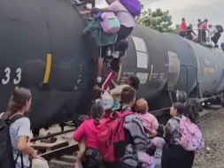 数百名移民爬火车  前往美国与墨西哥边境