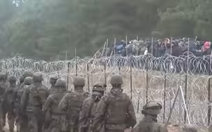 波兰白俄罗斯边境难民危机升级，数千难民逼至边境，至少一万人伺机越境进入波兰
