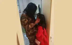 除夕夜最感人的拥抱：愿你们平安归来！