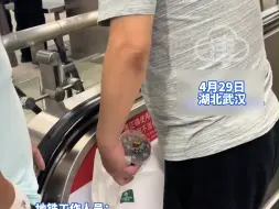 大爷现场发飙直喊：查空瓶也太闲了 来 把我抓起来！