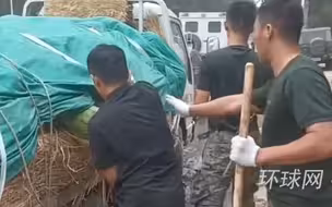 抗洪抢险一线，老乡送来一车西瓜感谢人民子弟兵