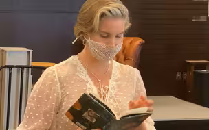 自私自利！确诊近745万例，美国女歌手见面会仍戴镂空口罩