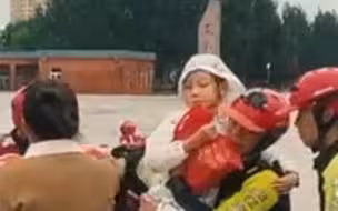 “有困难了，谁还不得上？”致敬洪水救援中那些奋不顾身的身影……#暴风雨中他们坚守在一线 #广电媒体直击防汛抗台风一线 #全国广电新媒体集结发光