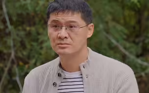 “人最有魅力的时候，就是对周围的一切人和事物都不在乎的时候。”不在乎他人的评价和眼光，不在乎自己是否有存在感，永远有自己的节奏和步调，这也是松弛感构成来源。