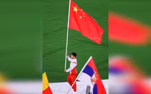 苏炳添在奥运闭幕式上手机都没敢带 网友：手中有旗帜心中有信念