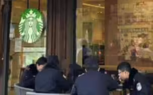 星巴克驱赶在门口吃盒饭的民警？回应来了