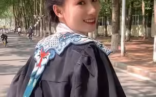 女孩把云肩、马面裙和学士服搭配在一起，效果超惊艳，“新国风学士服的设计灵感这不就来了”。