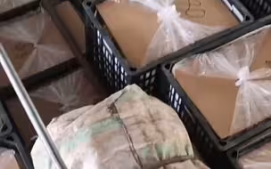 #一车苹果因篷布不免过路费 收费员：与非鲜活农产品混装了！货车司机无奈缴费3570元