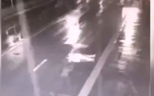 浙江一男子深夜突然躺到马路中间四肢挺直 原因让人匪夷所思