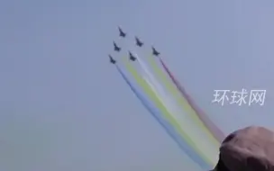 八一飞行表演队珠海航展表演：6架歼-10战机编队拉起彩烟