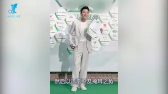贾乃亮现身活动状态好，耍酷拍照想手插兜一直找不到，全场欢乐
