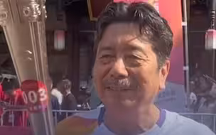 亚运火炬在绍兴传递 鲁迅长孙周令飞担任火炬手